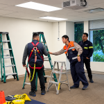 Capacitación de seguridad con escaleras