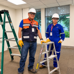 Trabajadores de seguridad con escaleras